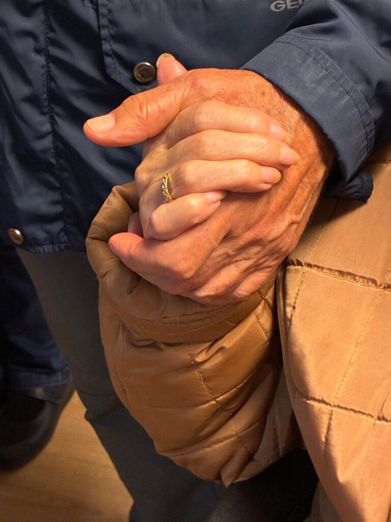 El coro Tres Olivos con los/las mayores de nuestro barrio